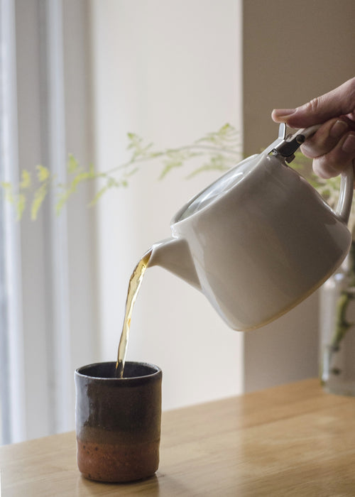 Café Teapot tea pouring