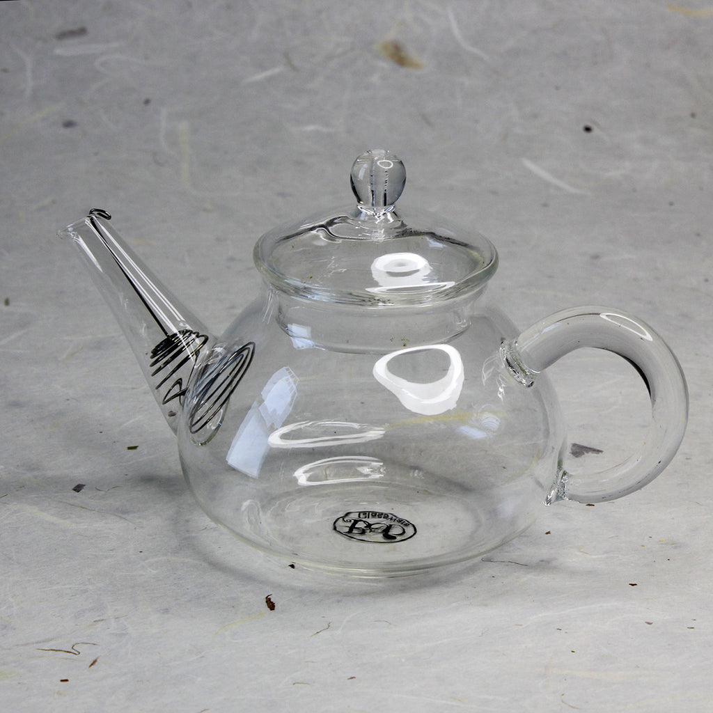 https://inpursuitoftea.com/cdn/shop/products/small-glass-teapot-metalstrainer-teaware-side_1024x1024.jpg?v=1648574370